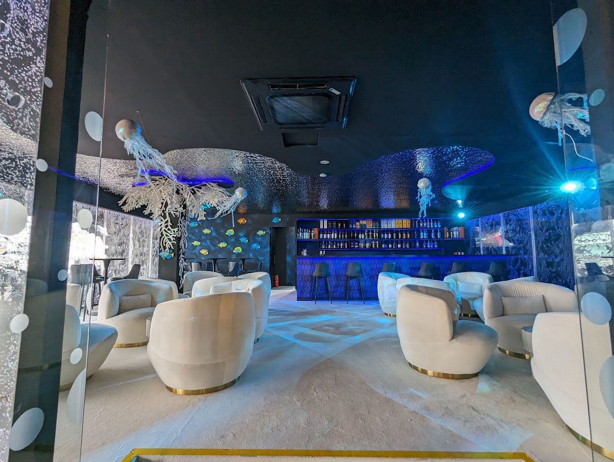 Immersive lounge environment with underwater-inspired scenography
