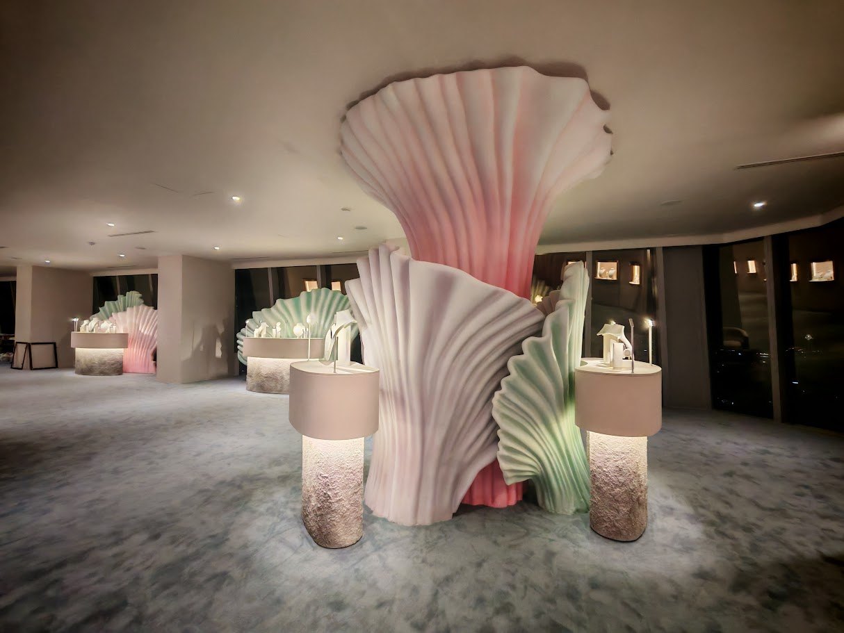 Sculptural scenography with shell forms
